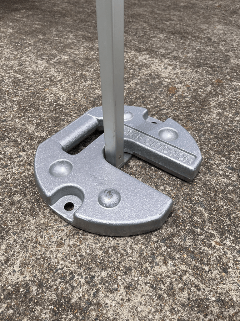 Stackable universal weight plates around a marquee leg
